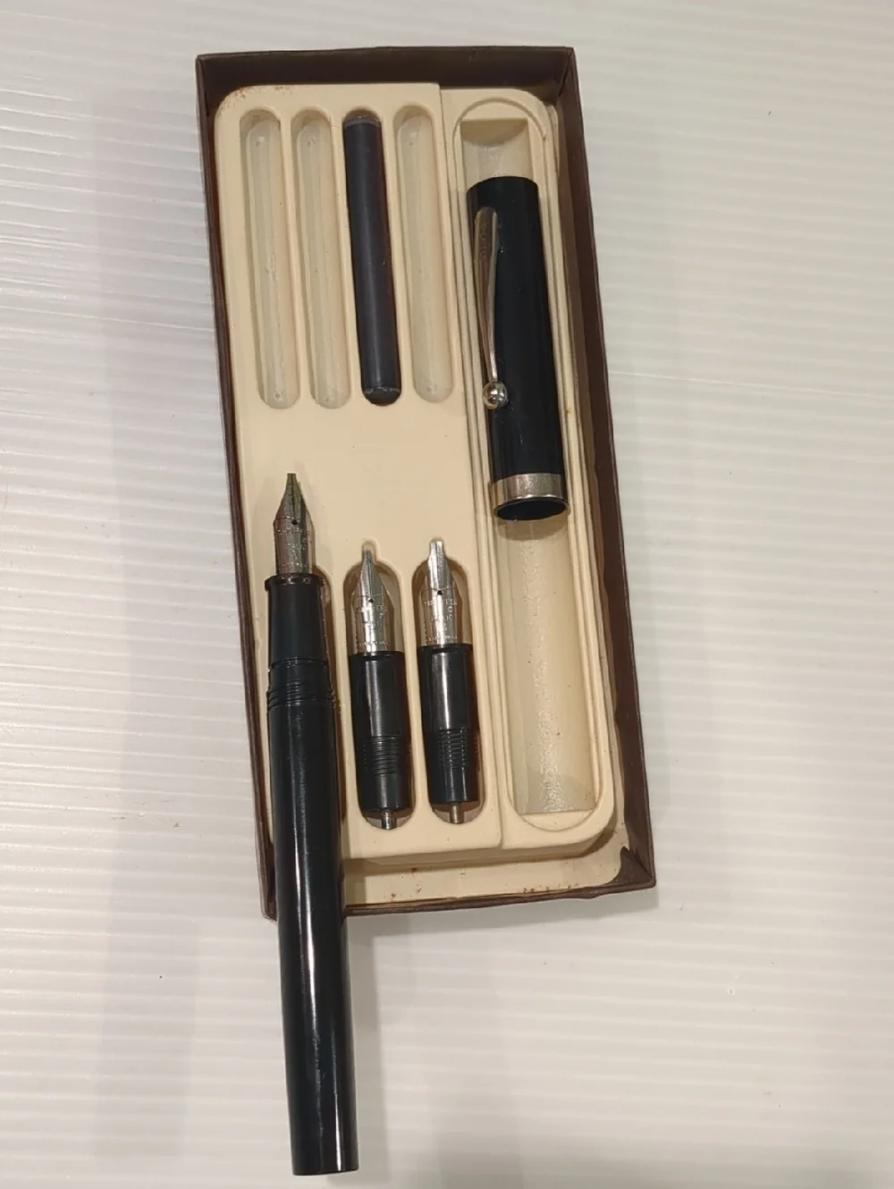 Sheaffer Pen Calligraphy Set  - 1 Fountain Pen & 2 Xtra Silver Nibs